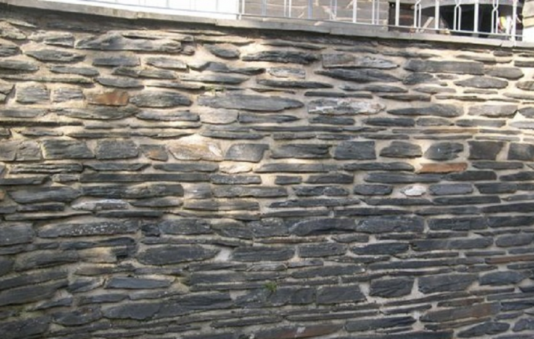 Altlayer Mauerverblender mit Bruchkante