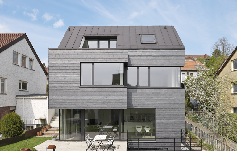 Dynamische Deckung Einfamilienhaus Fassade