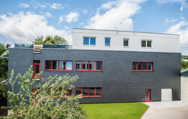 Dynamische Deckung Firmengebäude