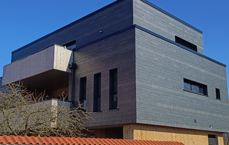 Dynamische Deckung mit Holz in Kombination