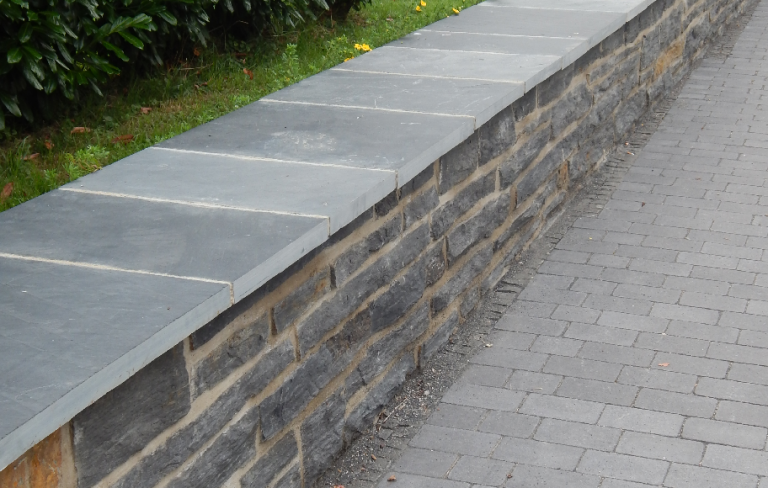 Mauer Schiefer anthrazit