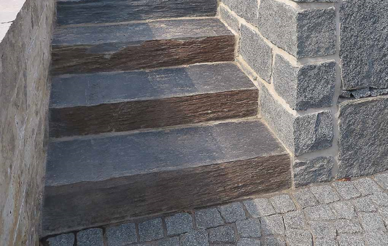 Mustergarten_natursteine_schiefer_stufen