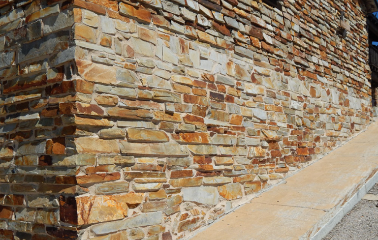 Quarzit Oyster Mauer über Eck