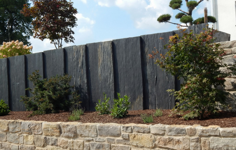 Schieferquarzit Bretter Wand über Mauer