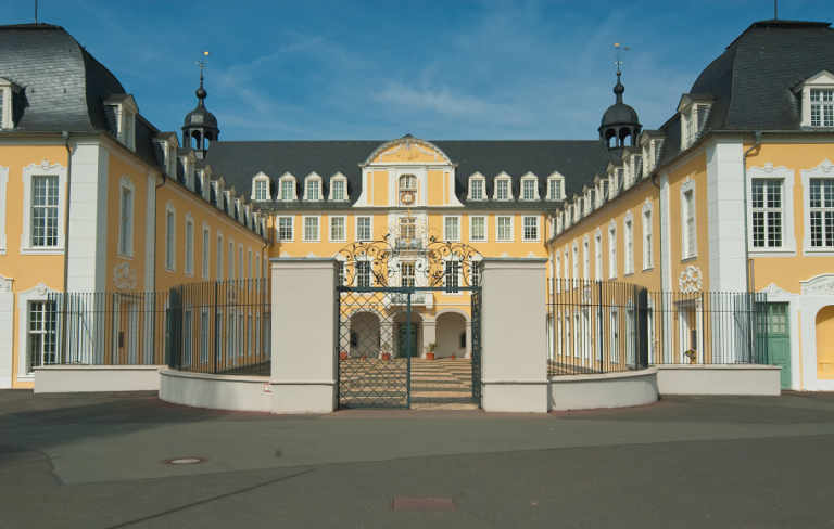 Shutterstock 52643585 Schloss Oranienstein Altlayer Schiefer