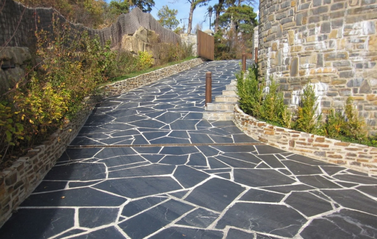 Weg Assulo Polygonalplatten