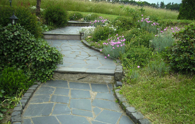 Weg mit Stufen Rheinischer Schiefer