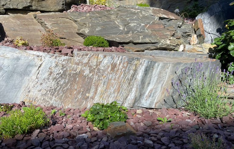 großer Findling Rheinischer Schiefer