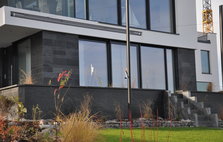 Assulo Schiefer Hausfront